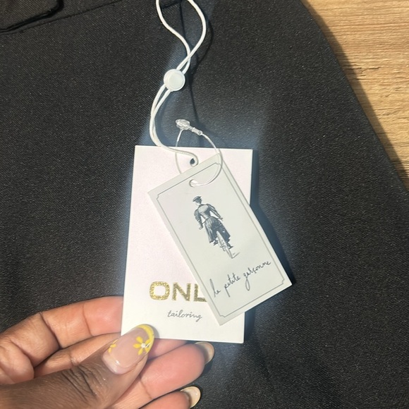 Drape Short in black size Large - Picture 3 of 6